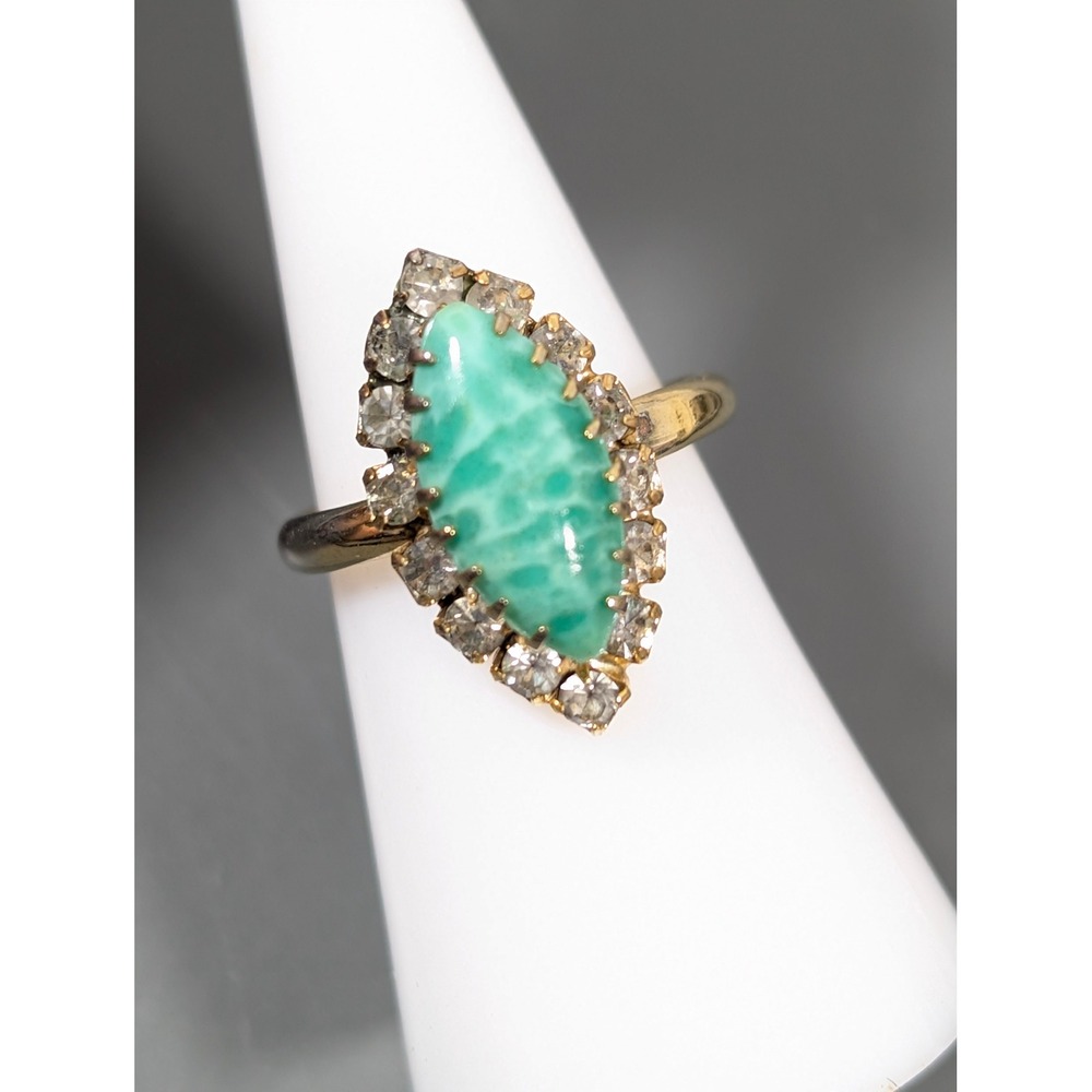 Vintage Green Art Glass Rhinestone Cocktail Ring Gold Tone Size 6.5 Statement